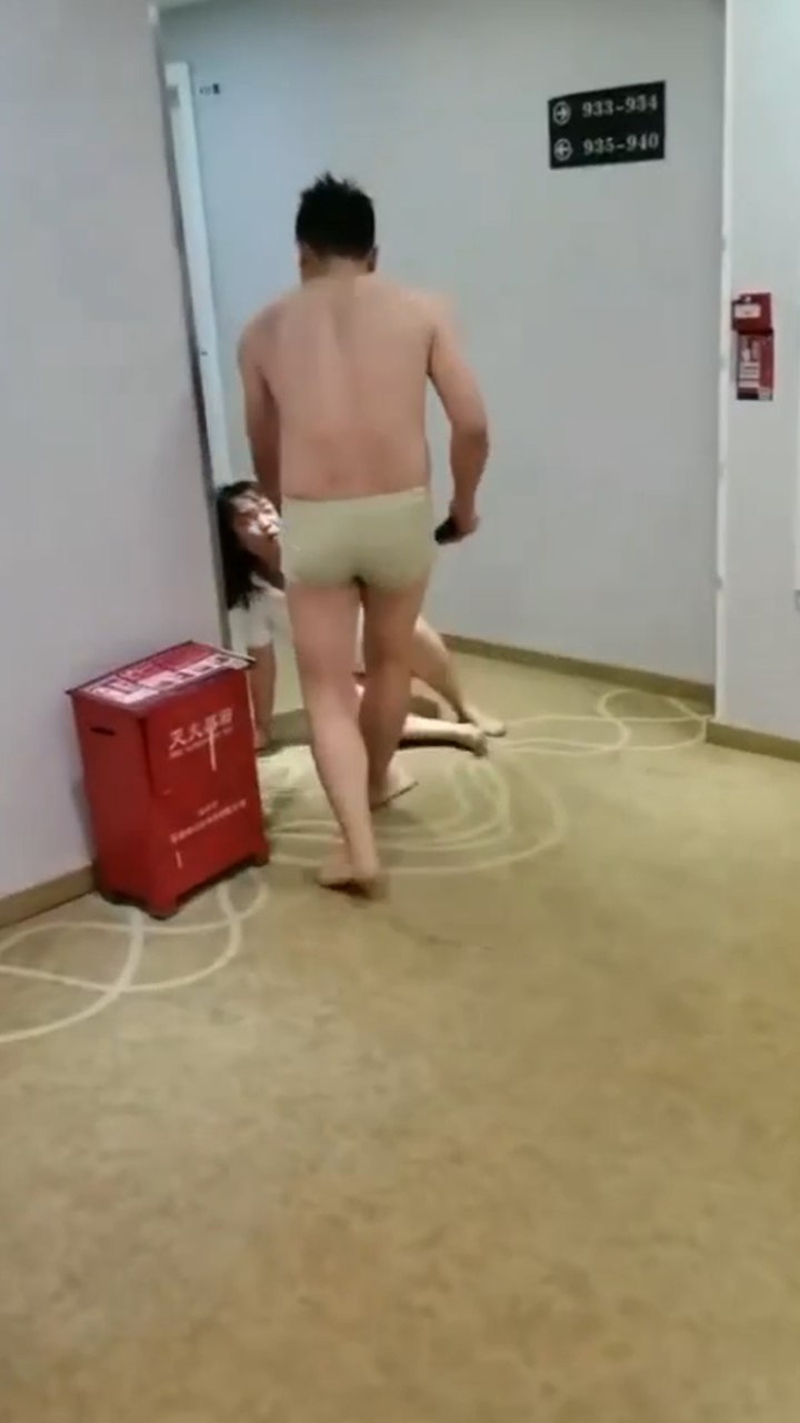 女子約炮後悔，操一半竟然想跑男子追出打算強行帶回房間，幸好工作人員阻止男子計劃泡湯。